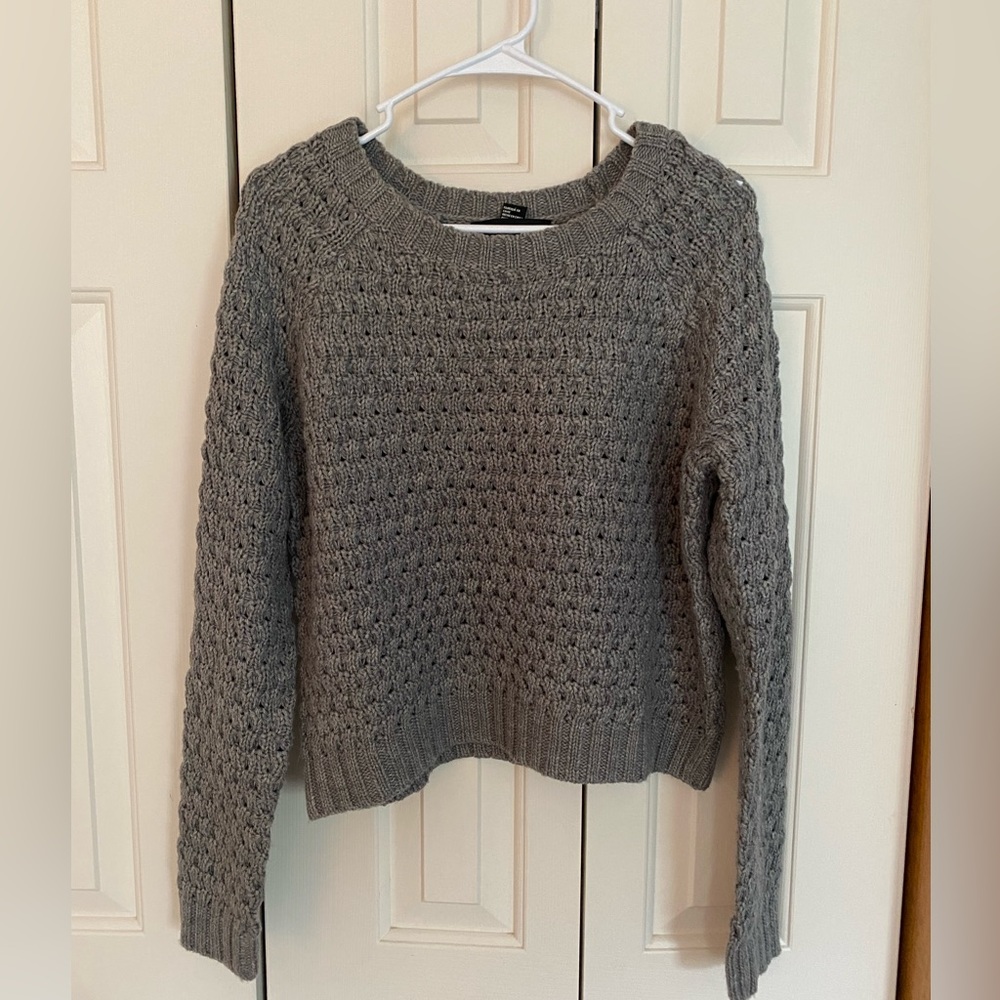 Forever 21 grey sweater size medium